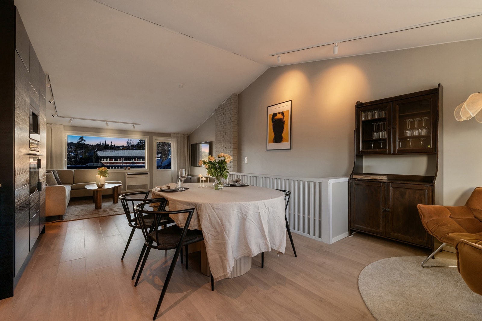 Boligen ble vesentlig renovert i 2024 med fokus på moderne detaljer, gode materialvalg og smarte løsninger. Galleribilde