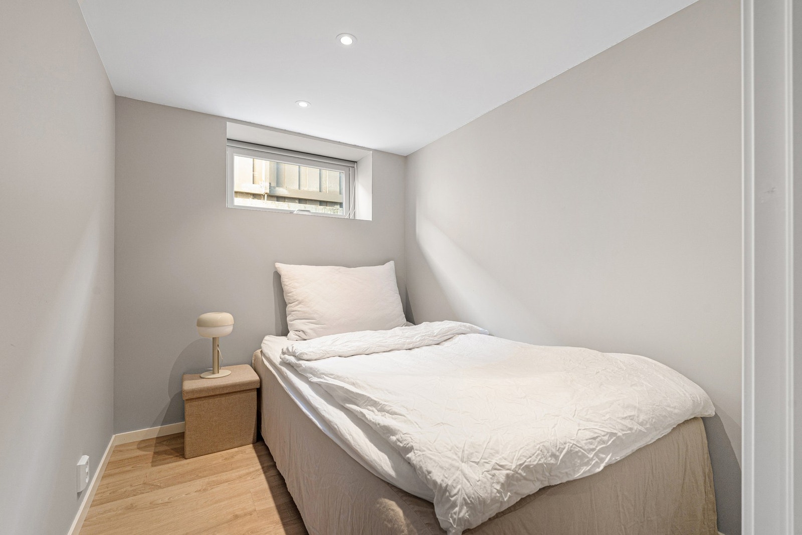 Rom innredet som soverom i kjelleretasje. Galleribilde