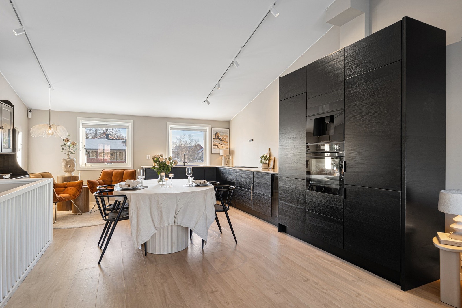 Strøkent kjøkken fra 2024 med integrert platetopp, stekeovn, dampovn, kjøl/fryseskap og oppvaskmaskin Galleribilde