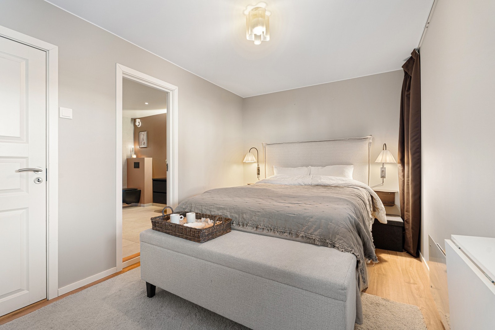 Soverommet byr på god plass til dobbeltseng, ønsket garderobeløsning og ytterligere soveromsmøblement. Galleribilde