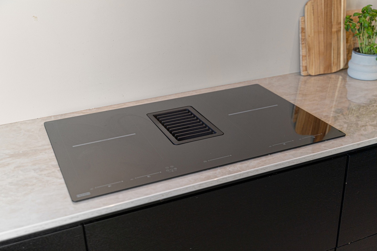 Nedfelt platetopp med integrert ventilator. Galleribilde