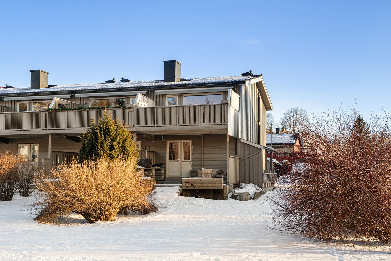 Boligen har to solrike uteplasser, i hver sin etasje. Begge ligger vendt mot vest og har utmerkede solforhold. Galleribilde