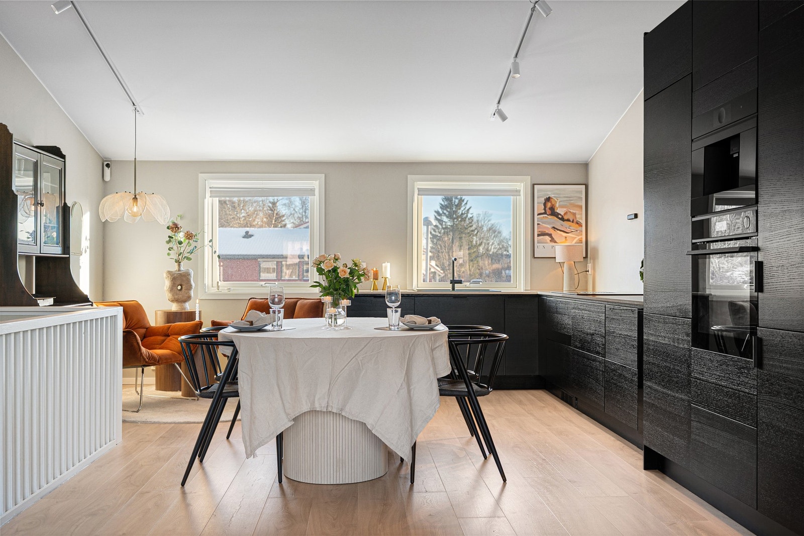 Kjøkkenet er levert av epoq i mørk utførelse. Galleribilde