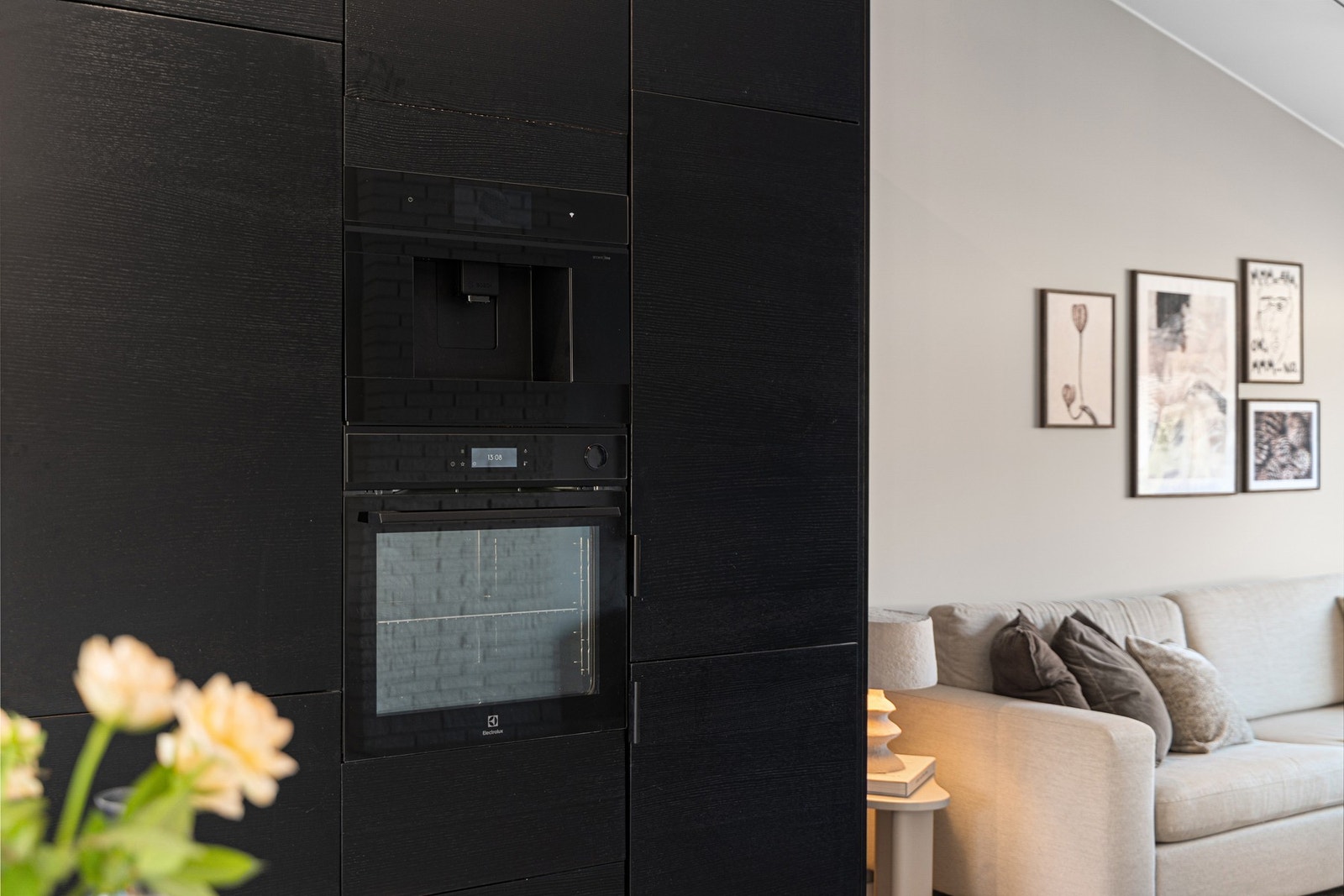 Praktisk integrert stekeovn i ståhøyde. Det er også integrert kaffemaskin. Galleribilde