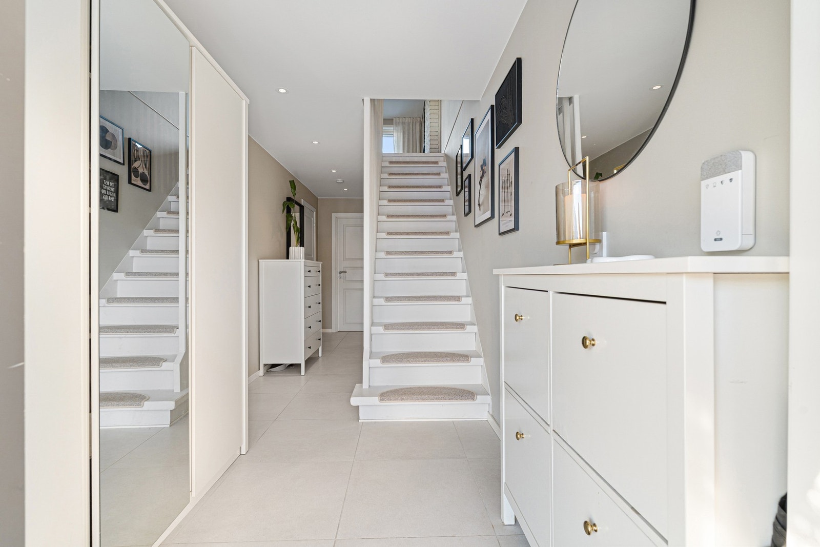 Svært innbydende hall/gang på 12 kvm. Utstyrt med garderobeløsninger, fliser på gulv og gulvvarme. Galleribilde