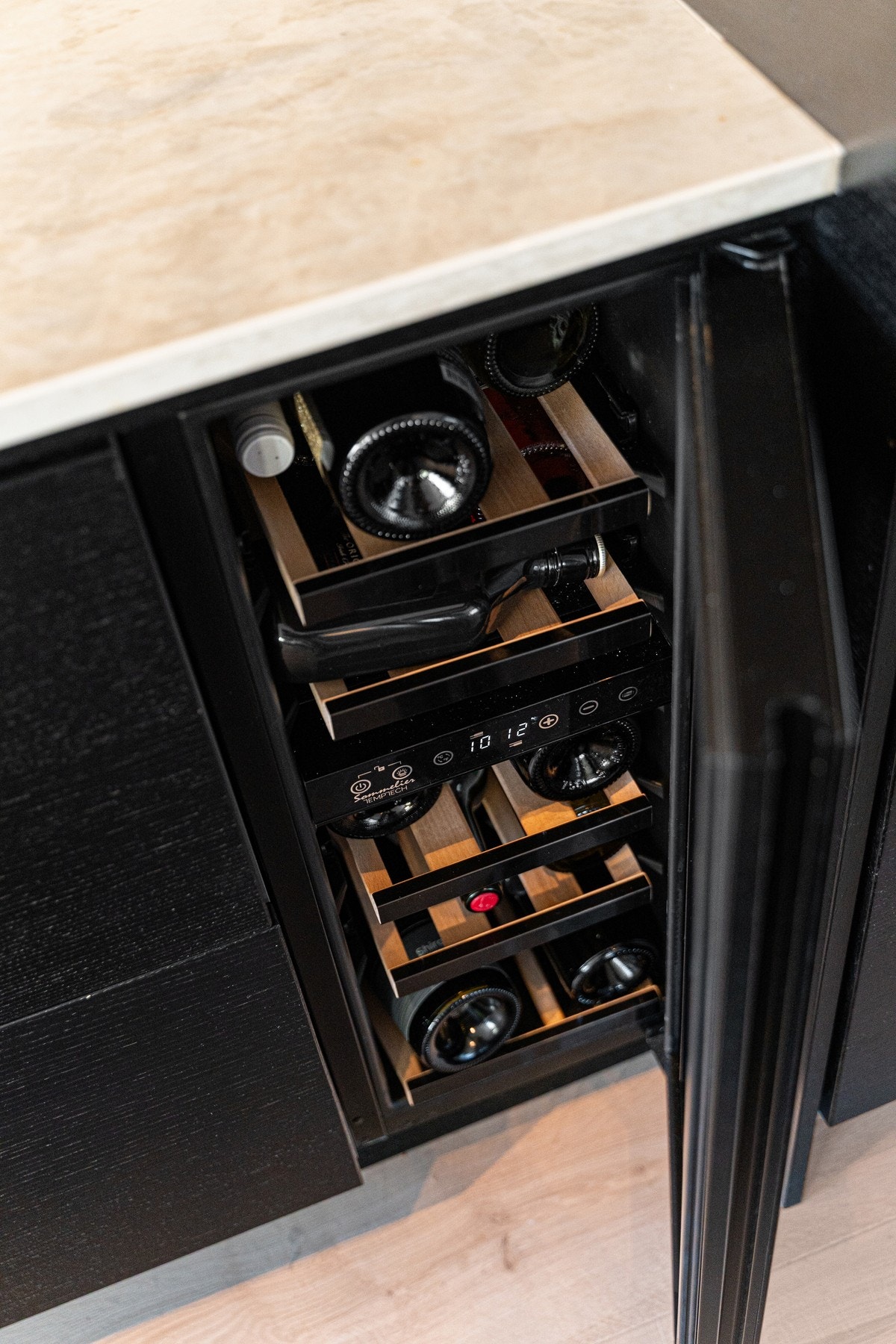 Integrert vinskap med temperaturregulering. Galleribilde