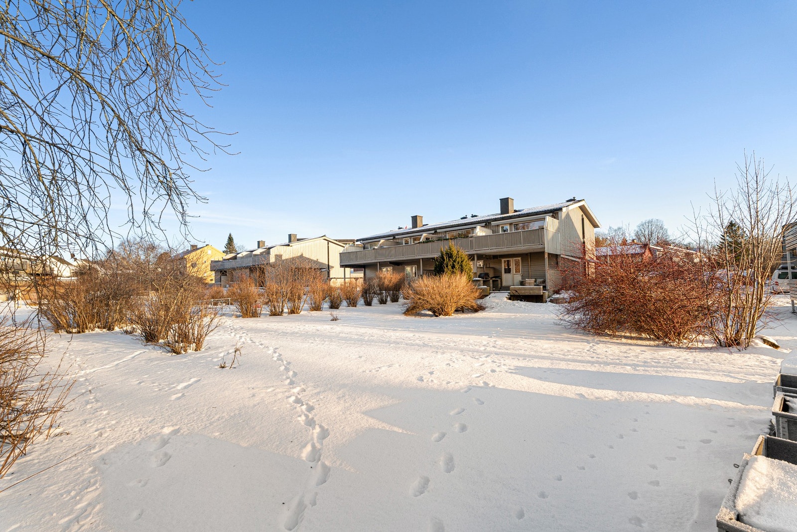 Enderekkehuset ligger særdeles fint til på Munkvoll. Beliggenheten i boligfeltet er ikke til å klage på, her får du en stor felles hage med mye boltreplass for store og små. Galleribilde