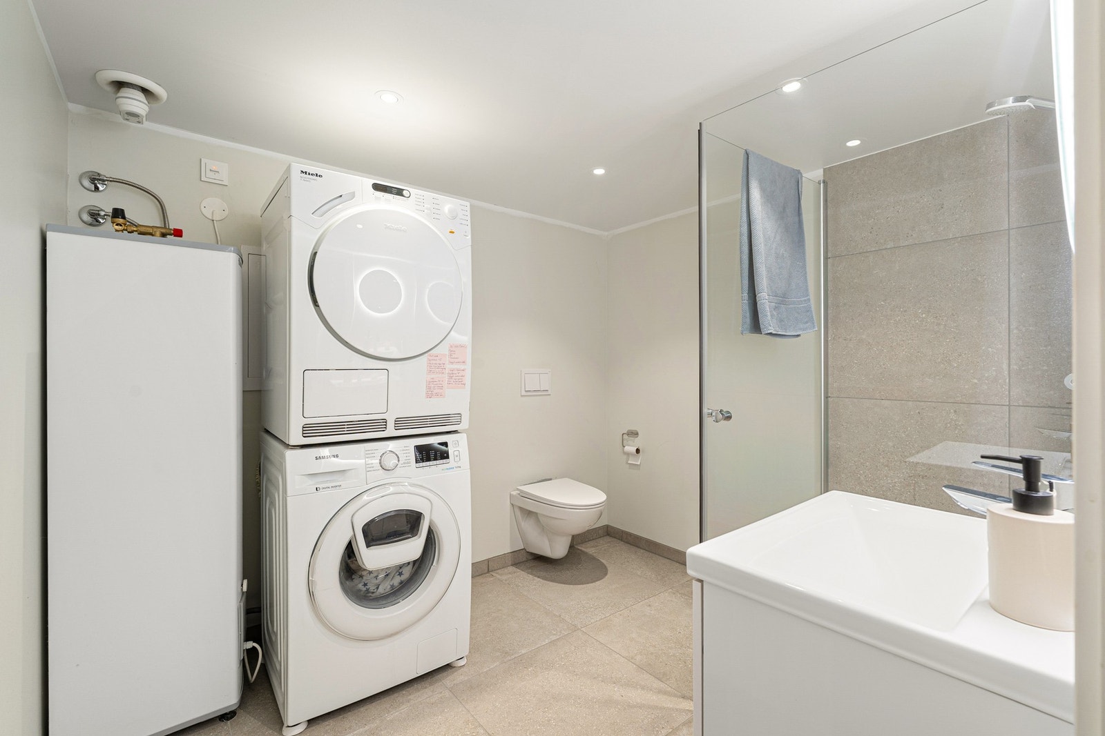 Lekkert bad/vaskerom i kjelleretasjen. Galleribilde