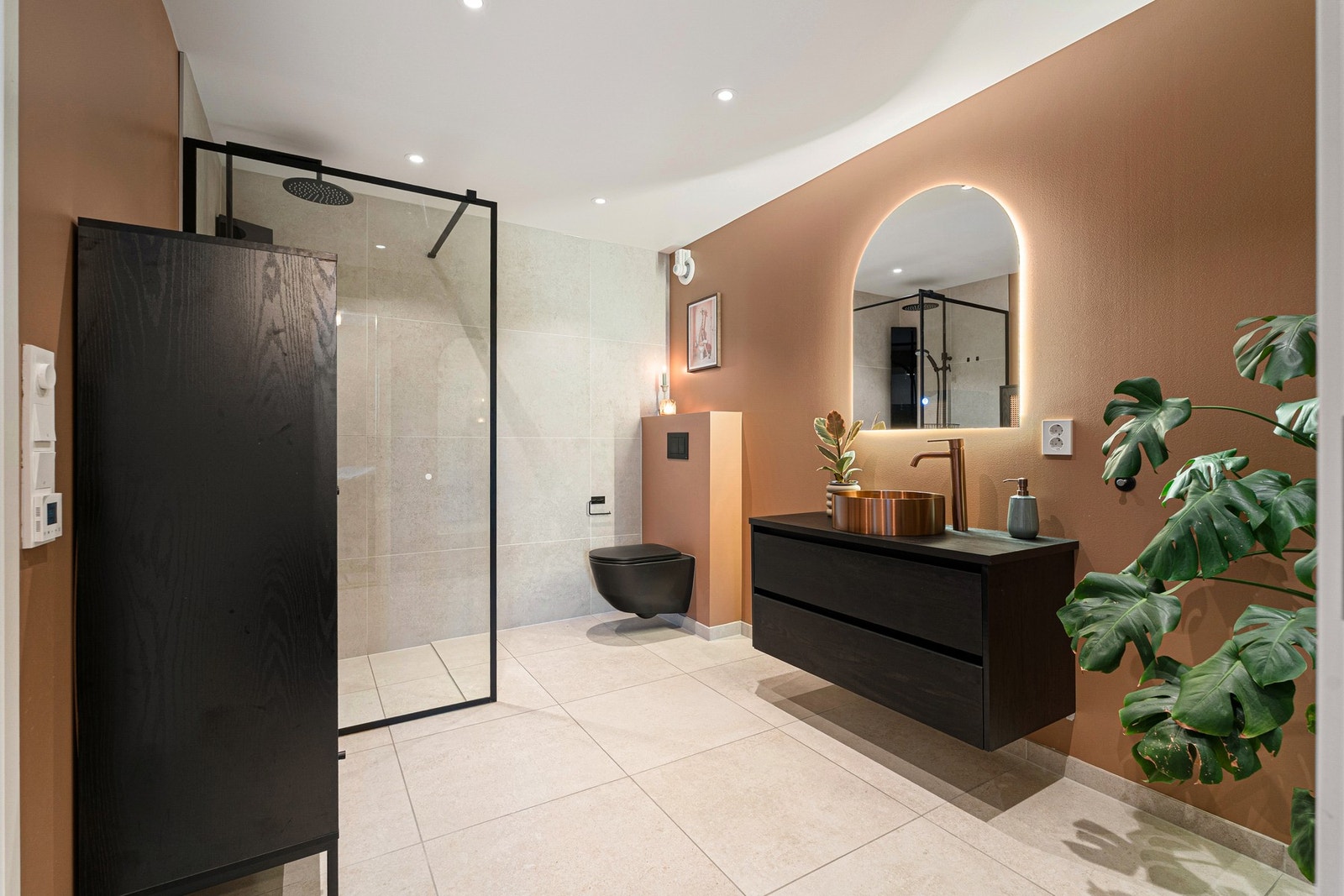 Delikat, flislagt bad med behagelig gulvvarme. Badet er på hele 8 kvm og har plass til flere gode oppbevaringsløsninger. Galleribilde