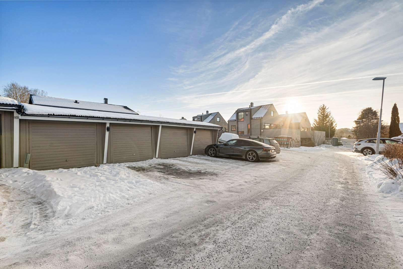 Parkering i felles garasjerekke. Tilhørende garasje ligger på enden. Galleribilde