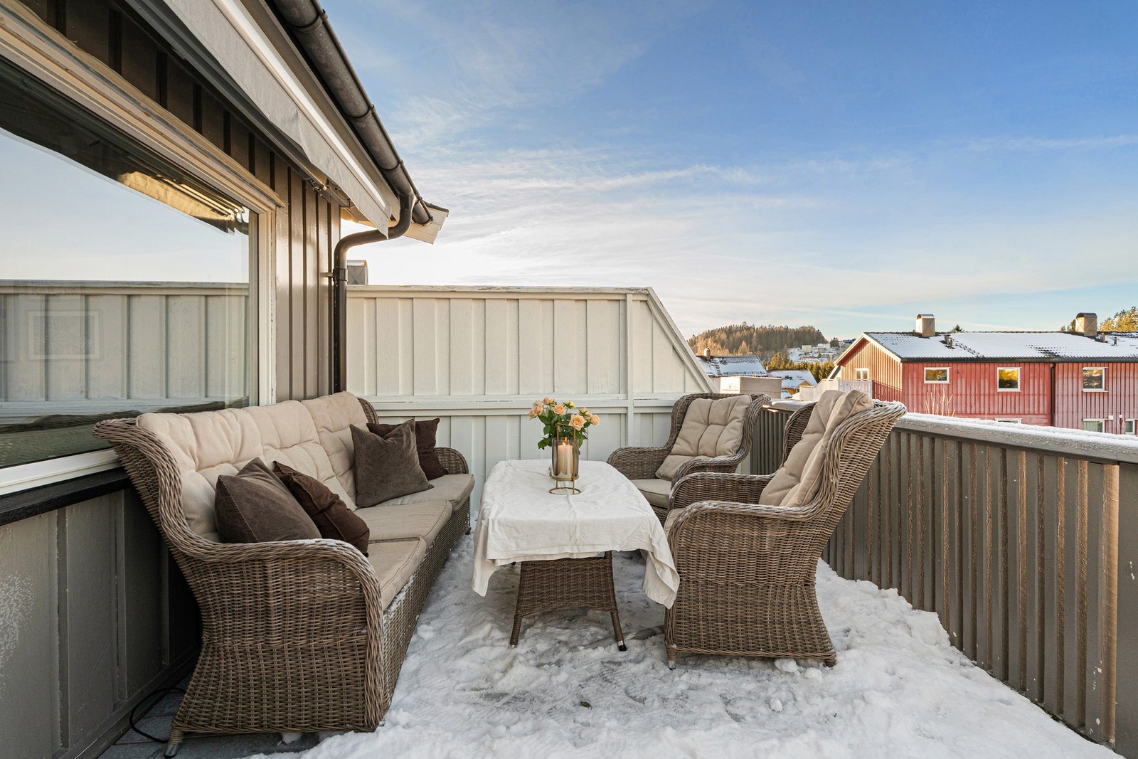 Fra stuen er det utgang til en herlig, vestvendt balkong med ypperlige solforhold. Galleribilde