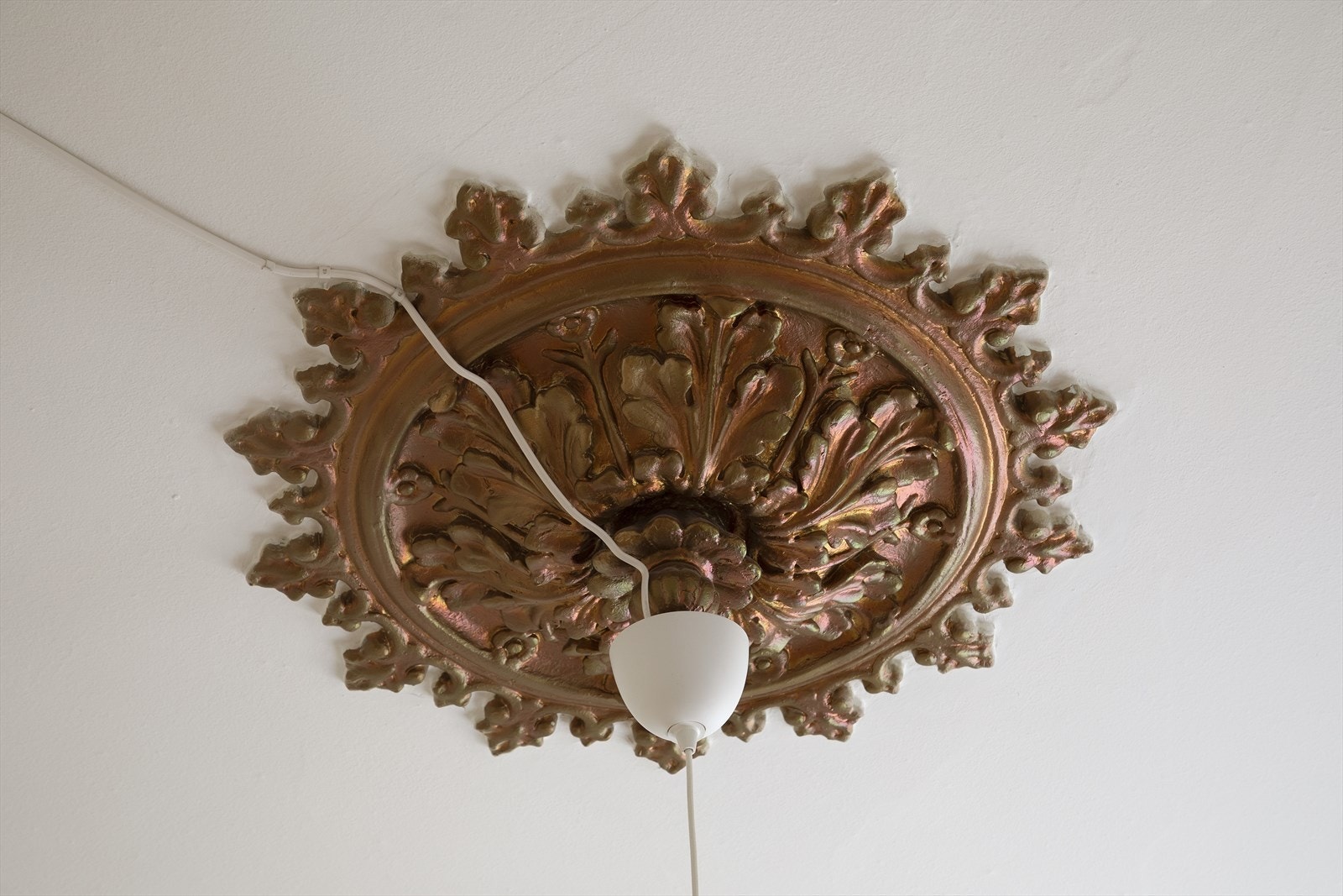 Stuen har en vakker rosett som fremhever boligens klassiske detaljer og eleganse. Galleribilde