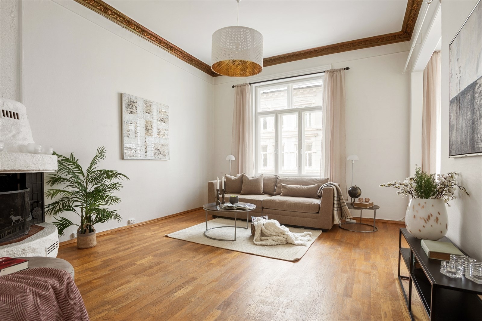 De store vinduene slipper inn rikelig med naturlig lys. Galleribilde