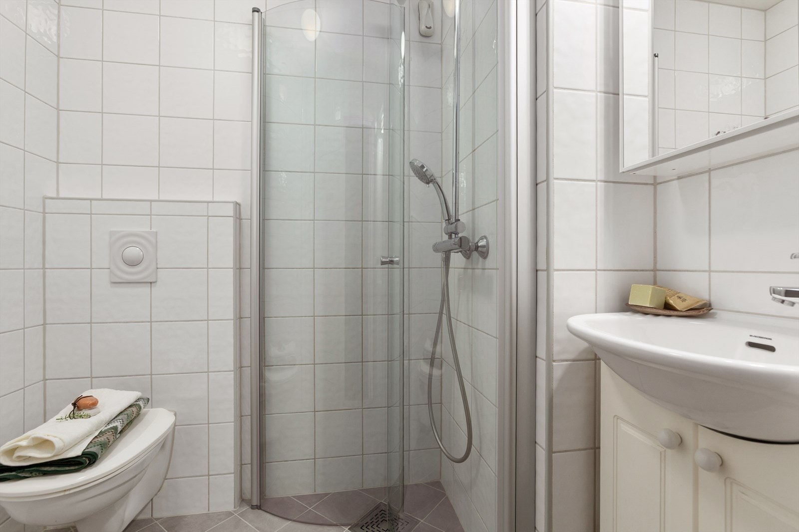 Flislagt bad med varmekabler i gulvet. Galleribilde