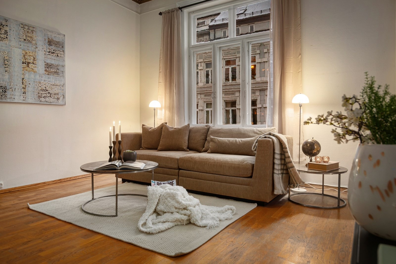 Stuen har god plass til en romslig sofagruppe, perfekt for både avslapning og sosialt samvær. Galleribilde