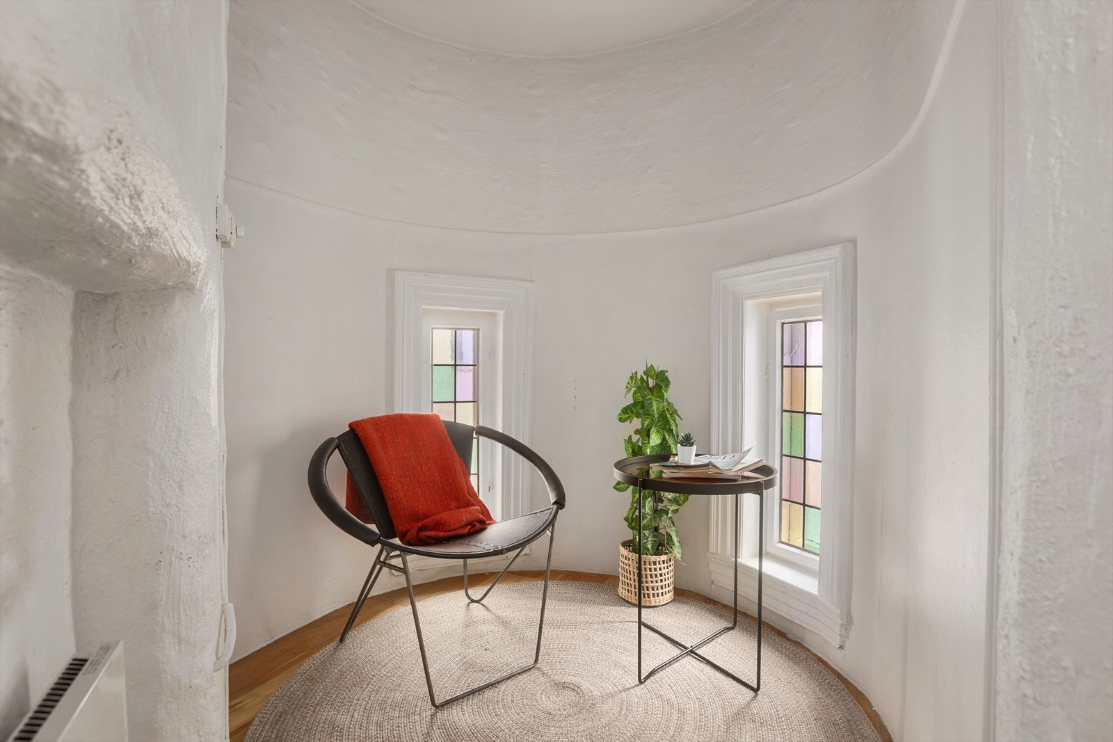 Fra kjøkkenet åpner det seg et trivelig rom med fleksible bruksmuligheter, perfekt som kontor, spiserom eller ekstra oppholdsrom. Galleribilde