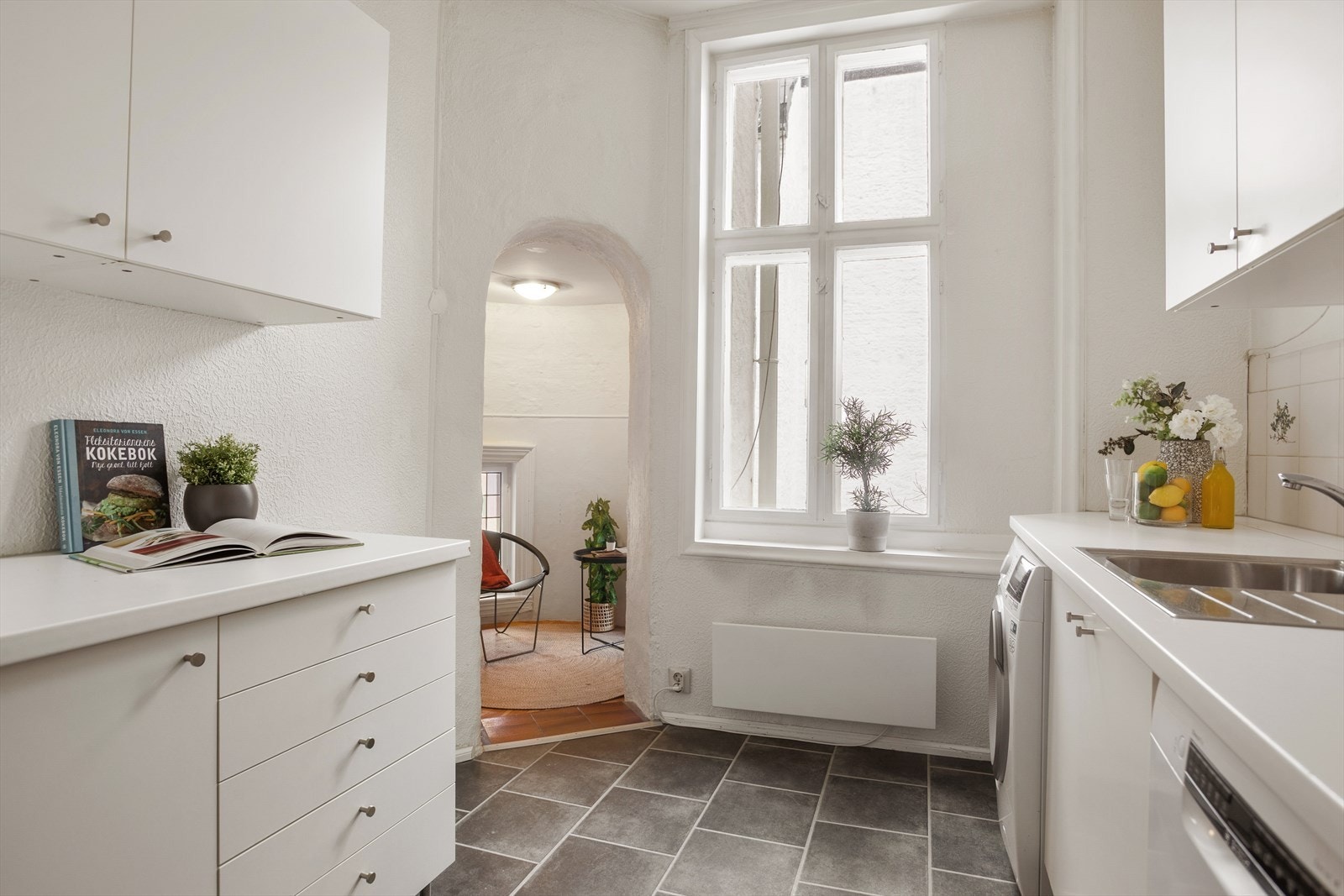 Kjøkkenet er utstyrt med integrerte hvitevarer, inkludert komfyr, oppvaskmaskin, kjøl/frys og vaskemaskin. Galleribilde