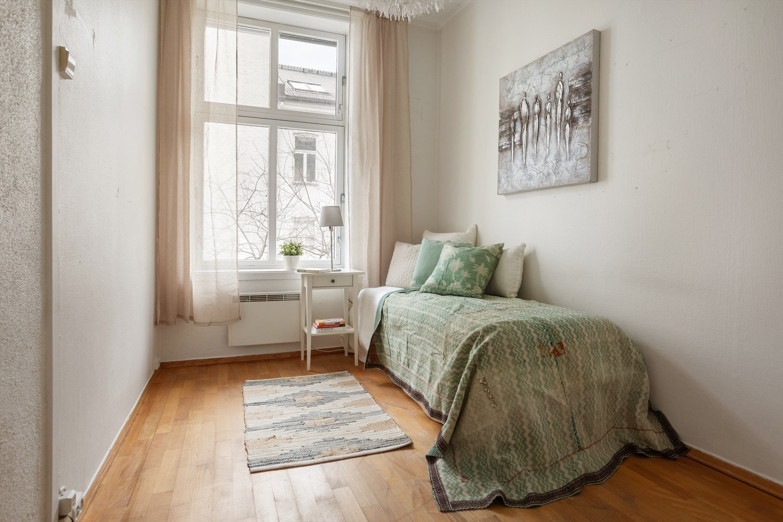 Soverommet egner seg godt som gjesterom eller kontor, med rikelig plass til dobbeltseng og nattbord. Galleribilde