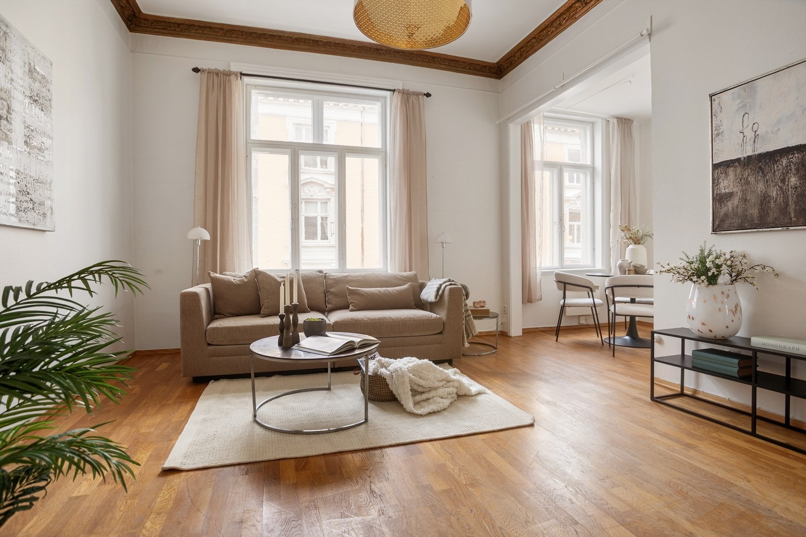 Lys og innbydende stue med flere vinduer som gir rikelig naturlig lys, og god plass til både spisebord og sofagruppe. Galleribilde