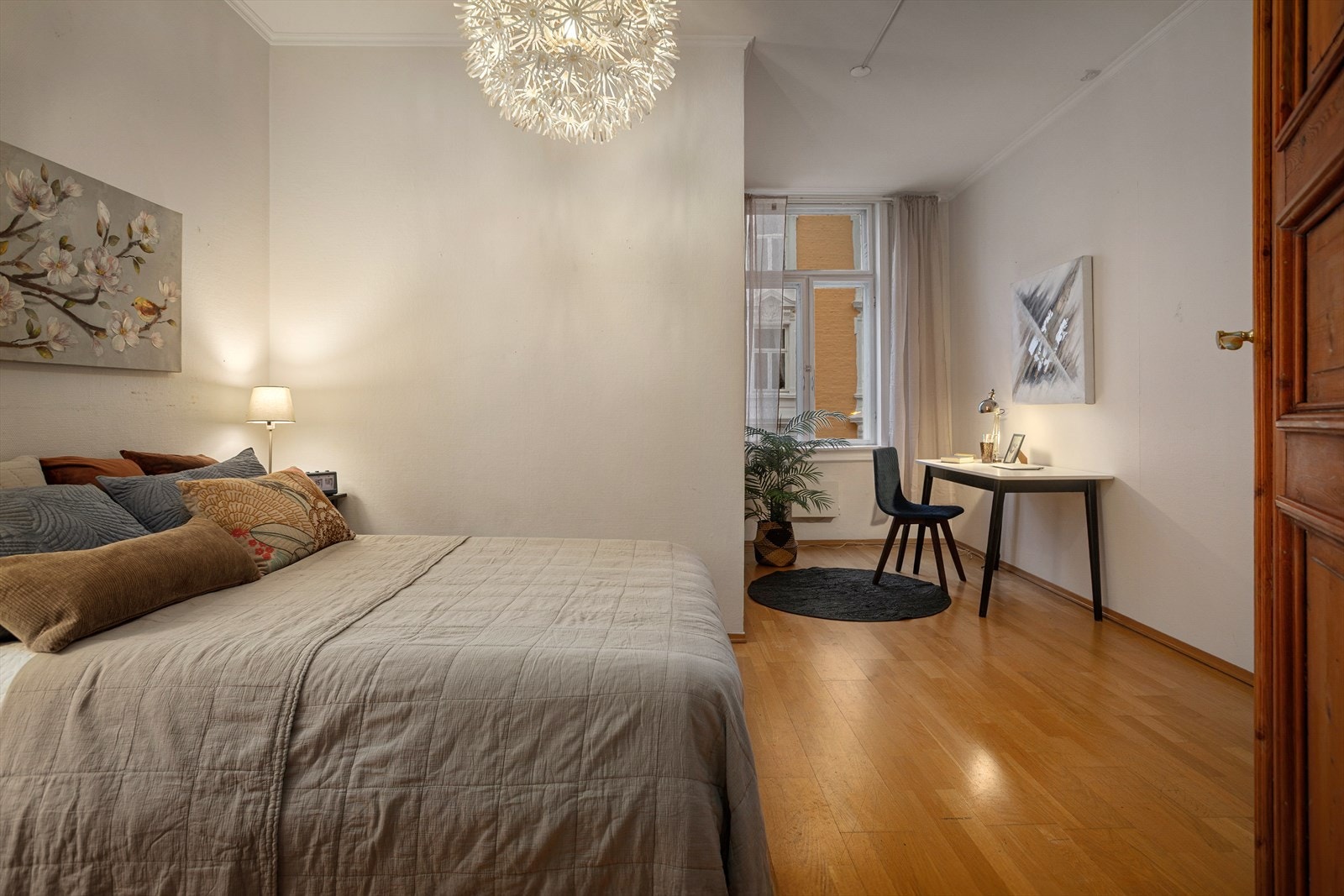 Hovedsoverommet har i tillegg god plass til hjemmekontor eller annen ønsket innredning. Galleribilde