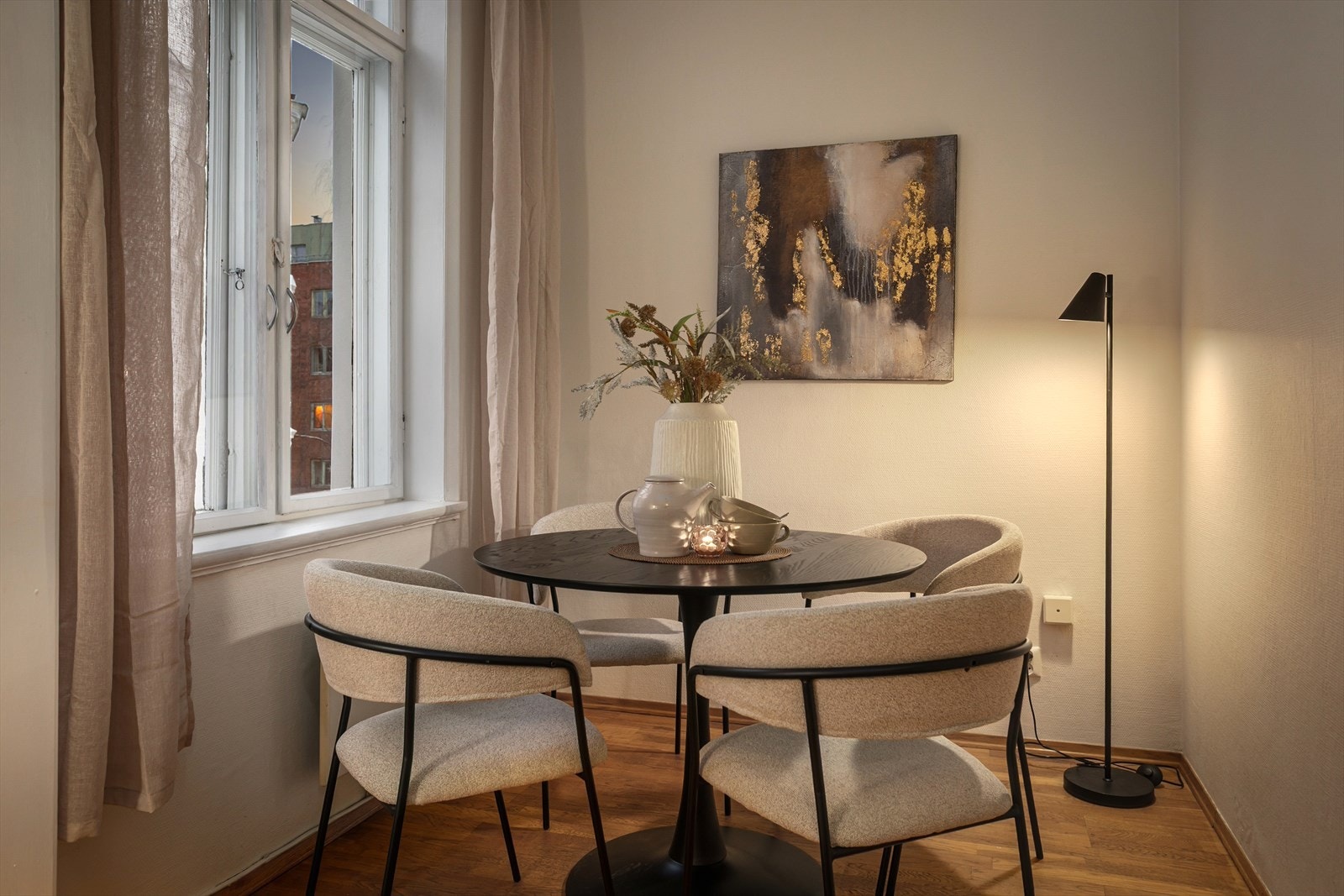 Koselig spiseplass med god plass til større spisebord og flere gjester. Galleribilde