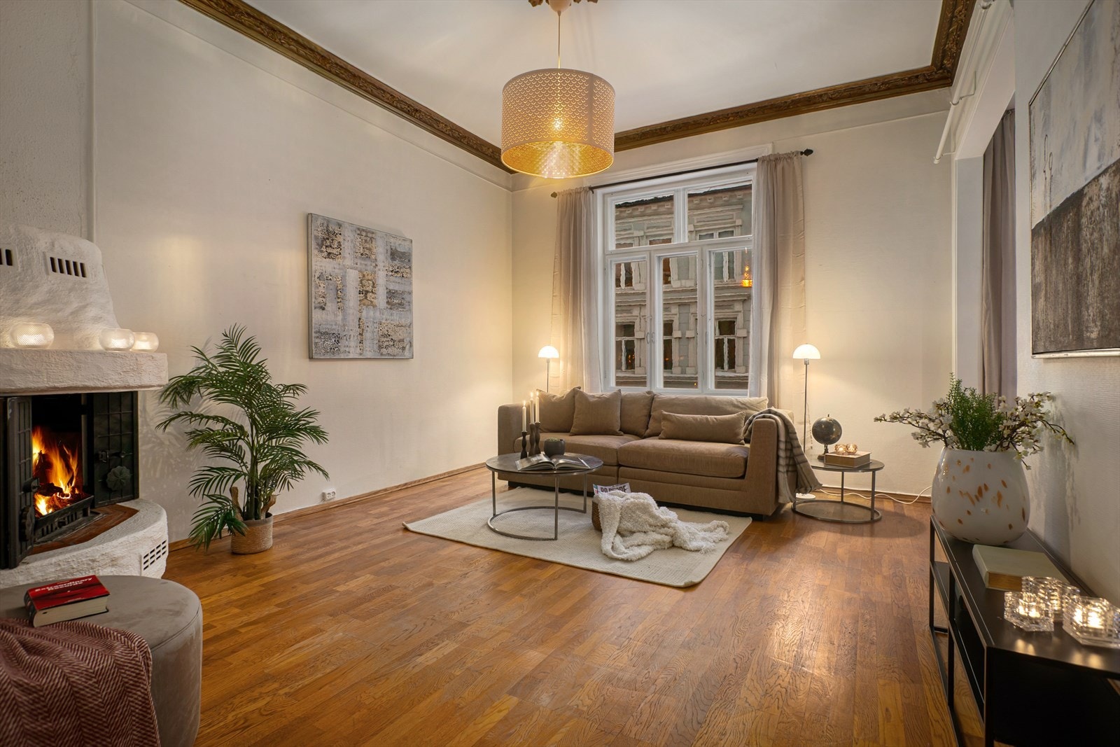 Leiligheten har originale trevinduer med koblet glass, som tilfører boligen et autentisk og tidstypisk preg. Galleribilde