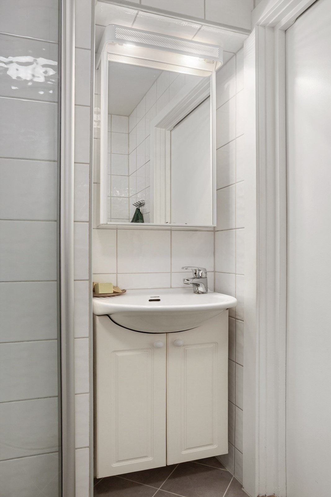 Badet har servant med tilhørende innredning, speil og god belysning. Galleribilde