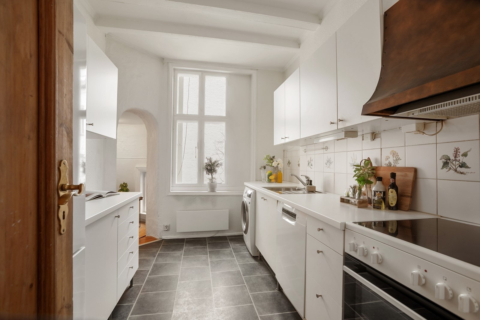 Funksjonelt IKEA-kjøkken med glatte folierte fronter, laminatbenkeplate og nedfelt stålkum. Galleribilde