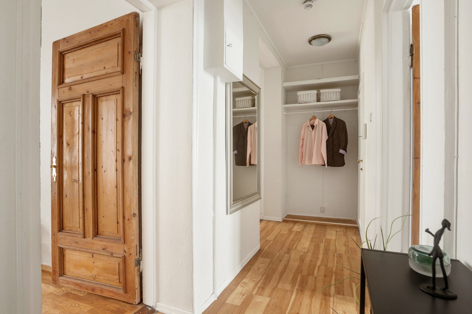 Entréen har god takhøyde og praktisk plass til oppbevaring. Galleribilde