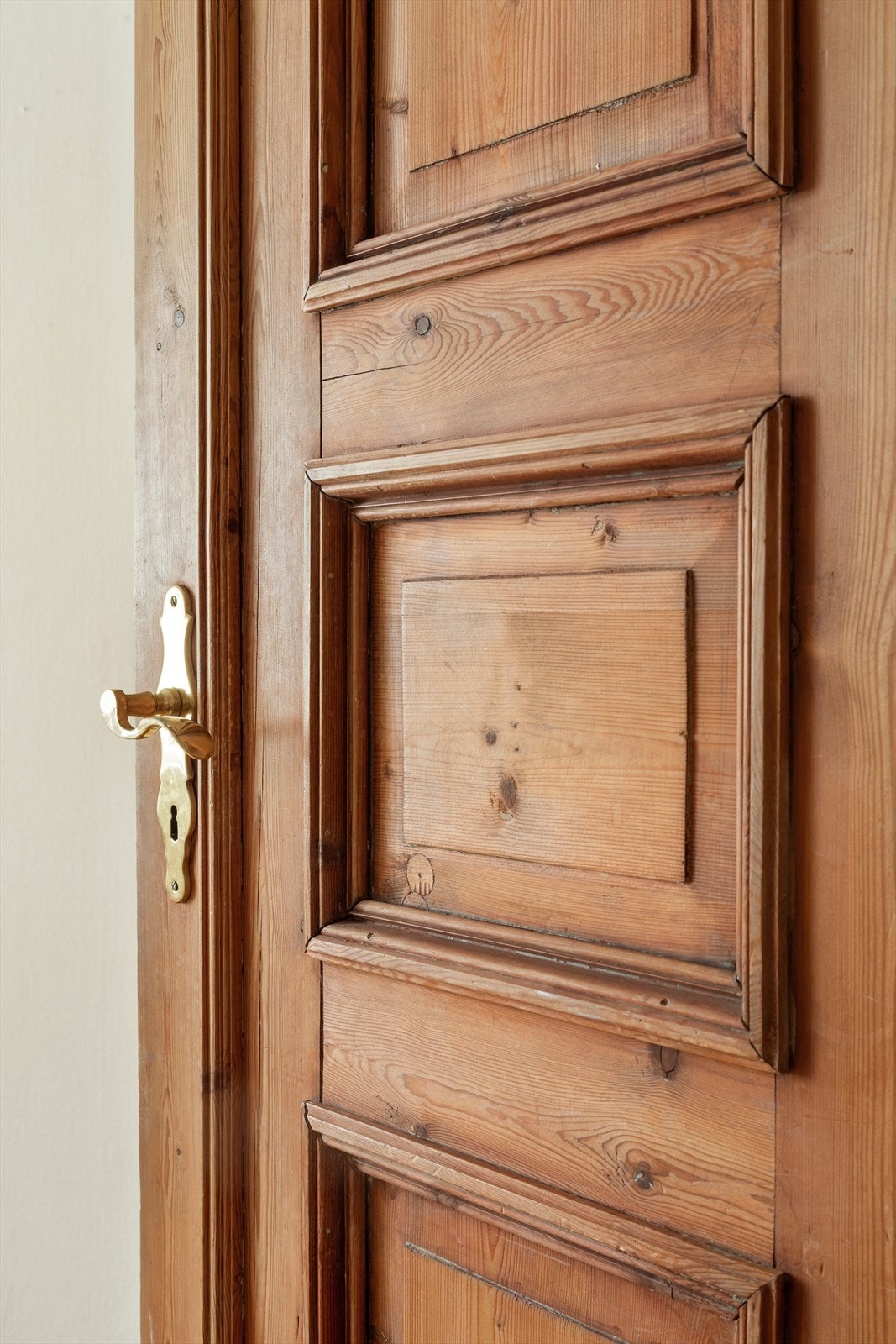 Leiligheten har originale fyllingsdører i furu, som gir et klassisk og tidløst preg. Galleribilde