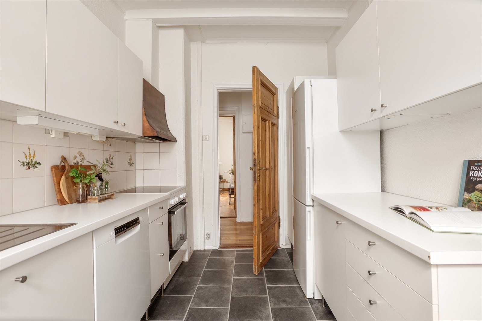 Kjøkkenet har fliser over benken og avtrekksvifte med avtrekk ut. Galleribilde