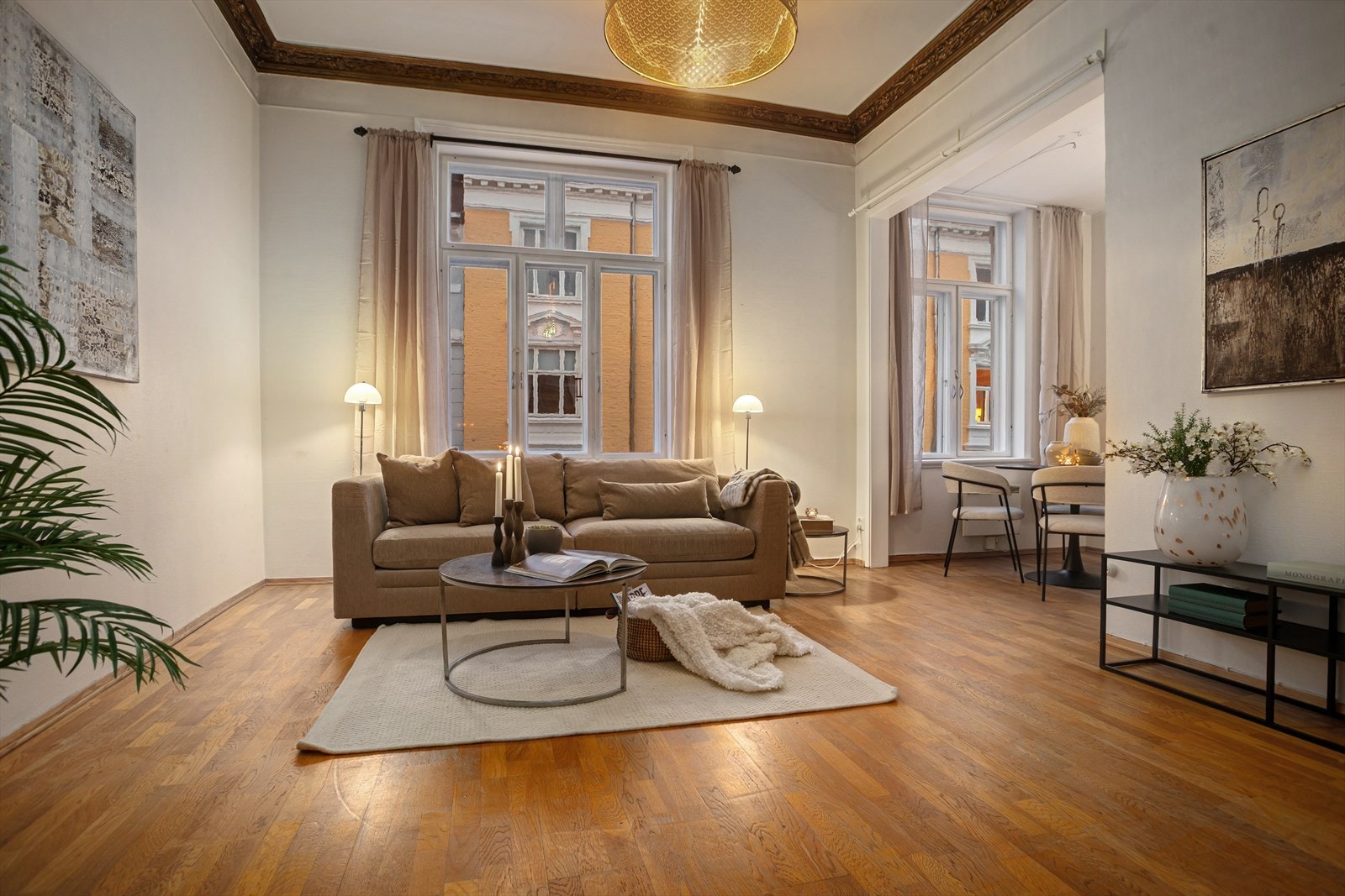 Attraktiv 3-roms leilighet beliggende i ærverdig bygård, med gode muligheter for oppgradering og modernisering. Galleribilde