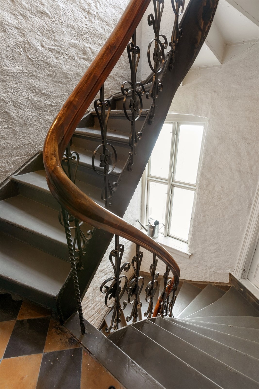 Fellesarealene har et innbydende trappeløp som bidrar til bygningens sjarmerende og hyggelige atmosfære. Galleribilde