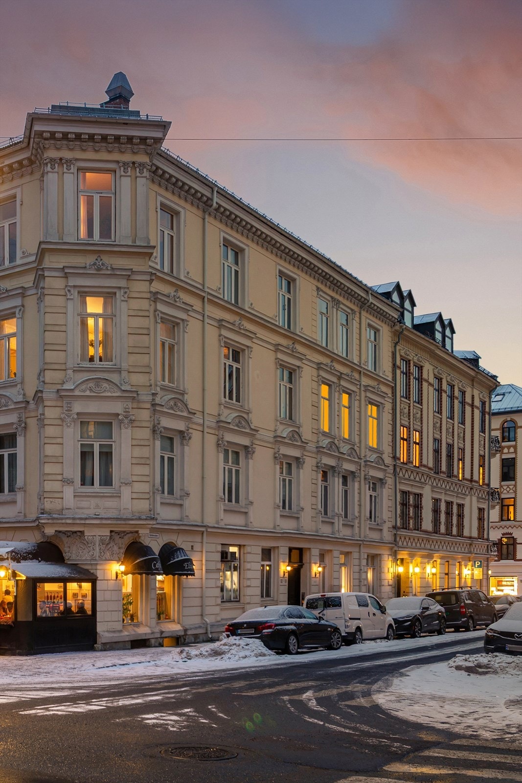 Attraktiv adresse med kort avstand til butikker, kafeer, offentlig transport og øvrige fasiliteter. Galleribilde