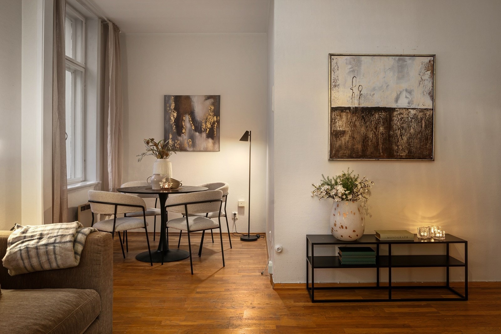 Leiligheten har parkettgulv og gjennomgående høy takhøyde som gir en luftig romfølelse. Galleribilde