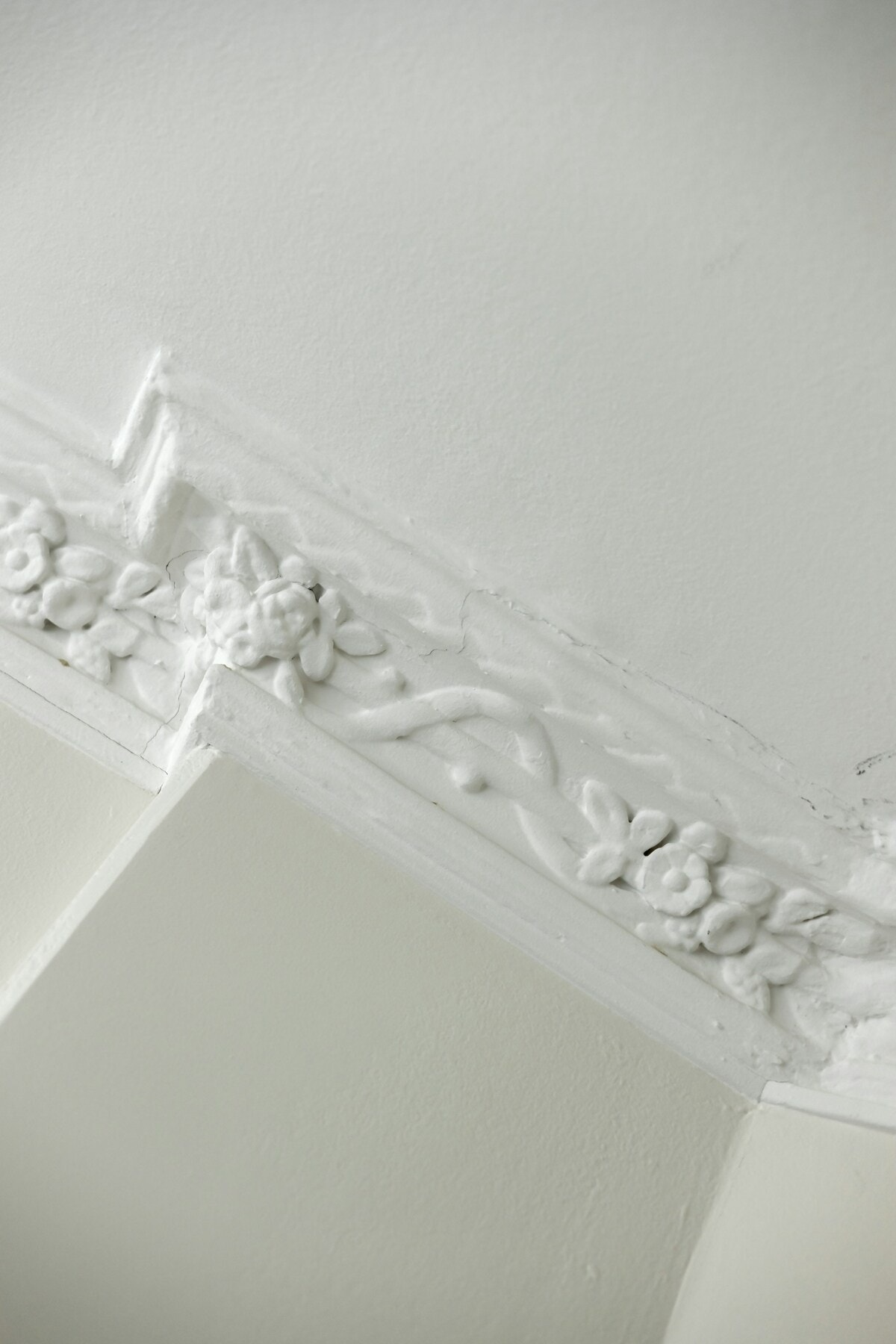 Kjøkkenet har klassiske detaljer som stukkatur og rosett Galleribilde