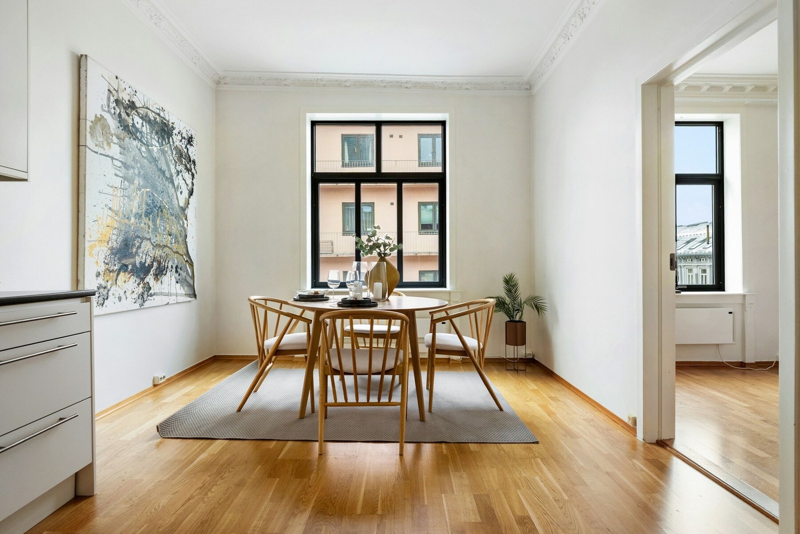 Videre er det stort vindu som slipper inn naturlig lys og skaper en trivelig atmosfære Galleribilde