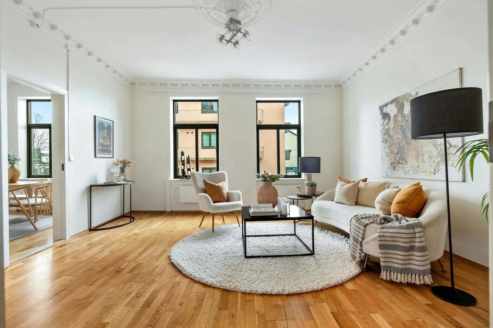 Leiligheten har en romslig og lys stue med to store vinduer som slipper inn rikelig med naturlig lys Galleribilde