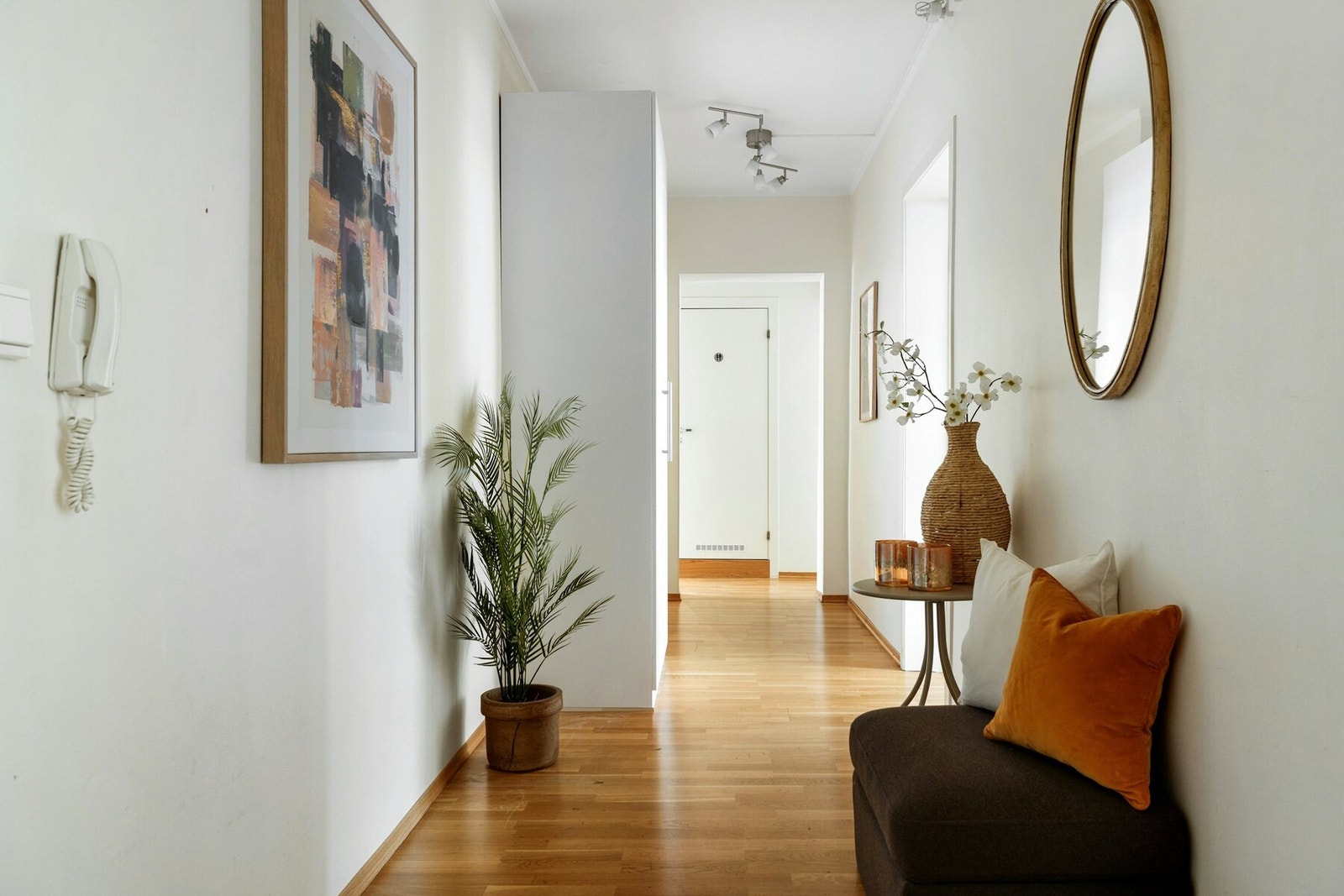 Leiligheten ligger i 4. etasje og har trappeadkomst til leilighetsplan - Entréen er utstyrt med dørcalling og elektronisk lås Galleribilde