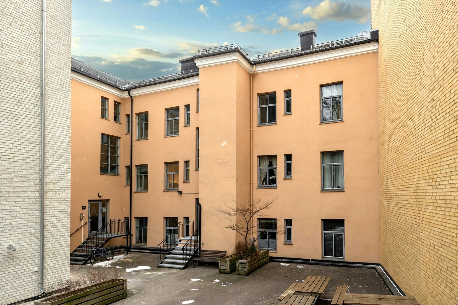 Sameiet består av tre næringsseksjoner (seksjon 1-3) og 16 boligseksjoner (seksjon 4 - 19 som utgjør borettslaget) Galleribilde