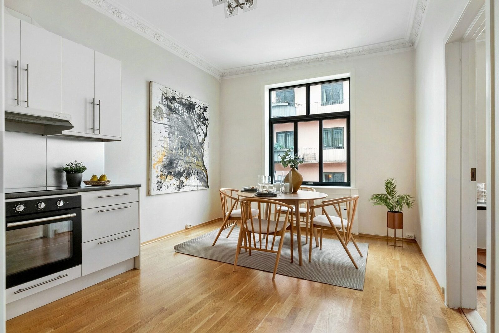 Det er plassert oppvaskmaskin og komfyr i innredningen som medfølger i handelen Galleribilde