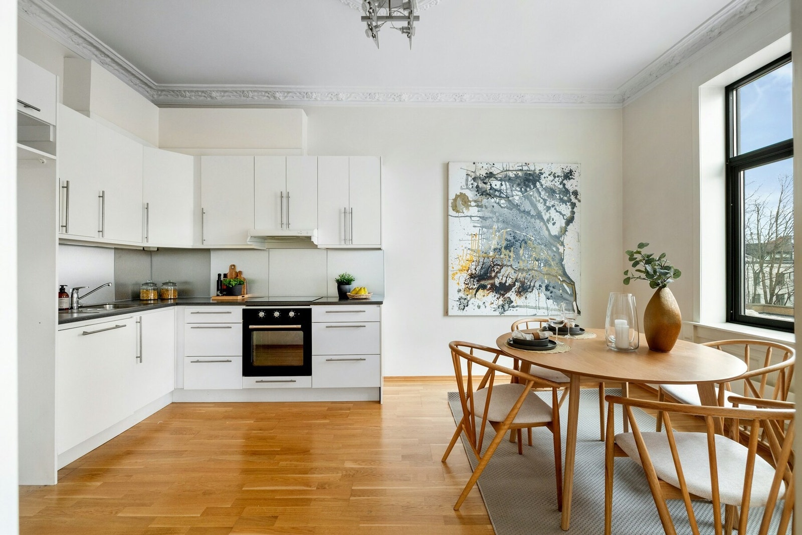 Kjøkkenet ligger adskilt i eget rom og har god plass til spisebord med tilhørende stoler Galleribilde