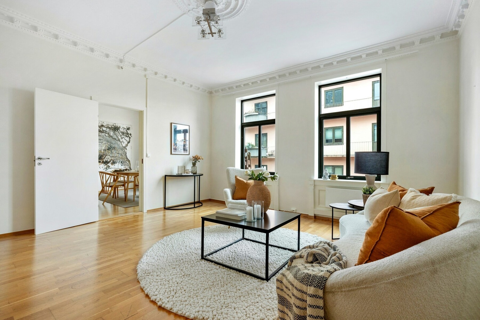 Takhøyden i stuen er målt til ca. 2,99 meter, noe som gir en luftig og romslig følelse Galleribilde