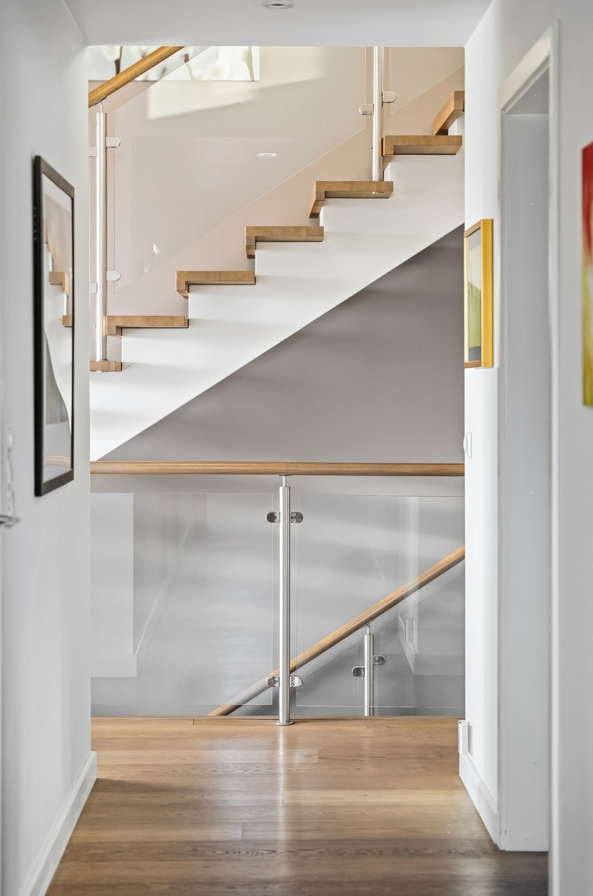 De gjennomgående materialvalgene og den rolige fargepaletten gir et eksklusivt og harmonisk uttrykk. Boen parkett på gulv understreker det gjennomførte preget. Galleribilde