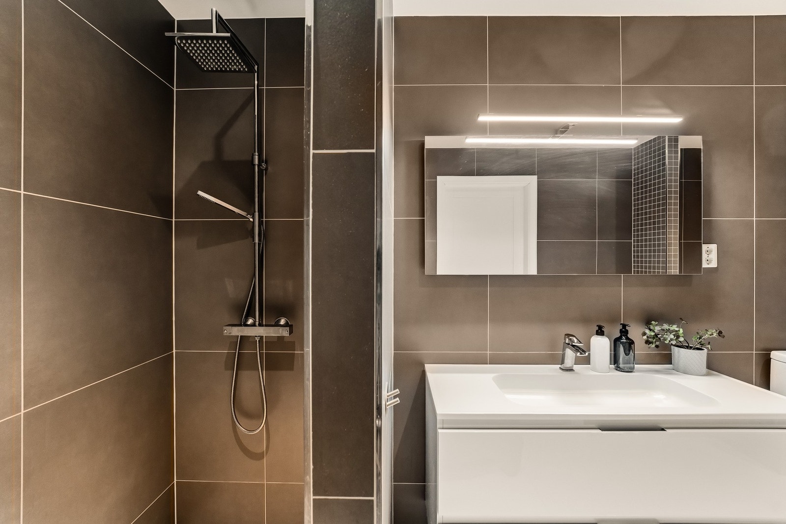 Også dette badet er utstyrt med baderomsinnredning fra AdattoCasa, noe som sikrer en rød tråd i kvalitet og design gjennom hele boligen. Galleribilde