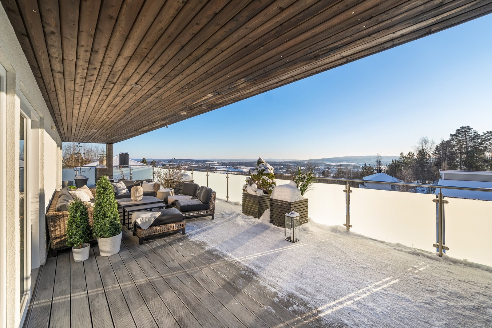 Takterrasse i trekonstruksjon, med adkomst fra soverom og loftstue i 2.etasje, ca. 72 m² Galleribilde