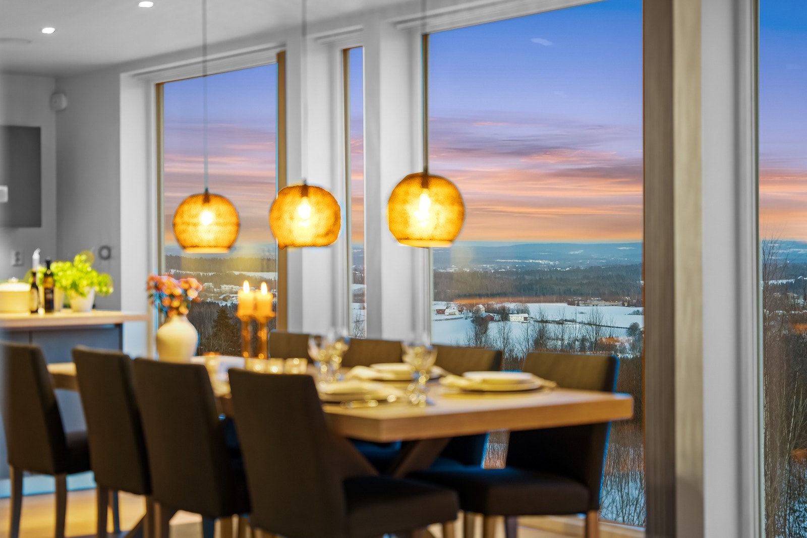 Kjøkkenet har en åpen løsning mot spiseplass og stue, samtidig som rommet oppleves veldefinert og funksjonelt. Store vindusflater gir rikelig med naturlig lys og flott utsyn, noe som gjør dette til et kjøkken som inviterer til både hverdagsbruk og større Galleribilde