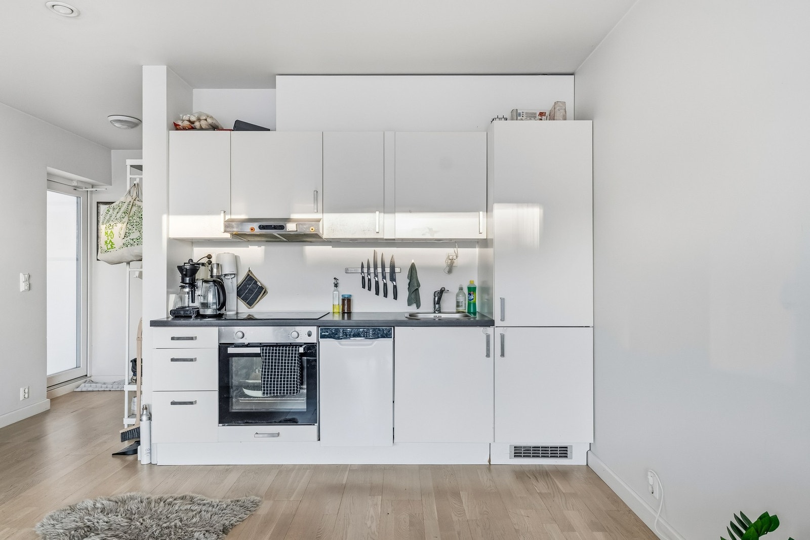 Stuen har god plass til både sofagruppe og spiseplass, og kjøkkenet er hensiktsmessig utformet med nødvendige hvitevarer og god skapplass. Soverommet har plass til seng og garderobeløsning, mens badet er praktisk innredet med dusj, servant og toalett. Galleribilde