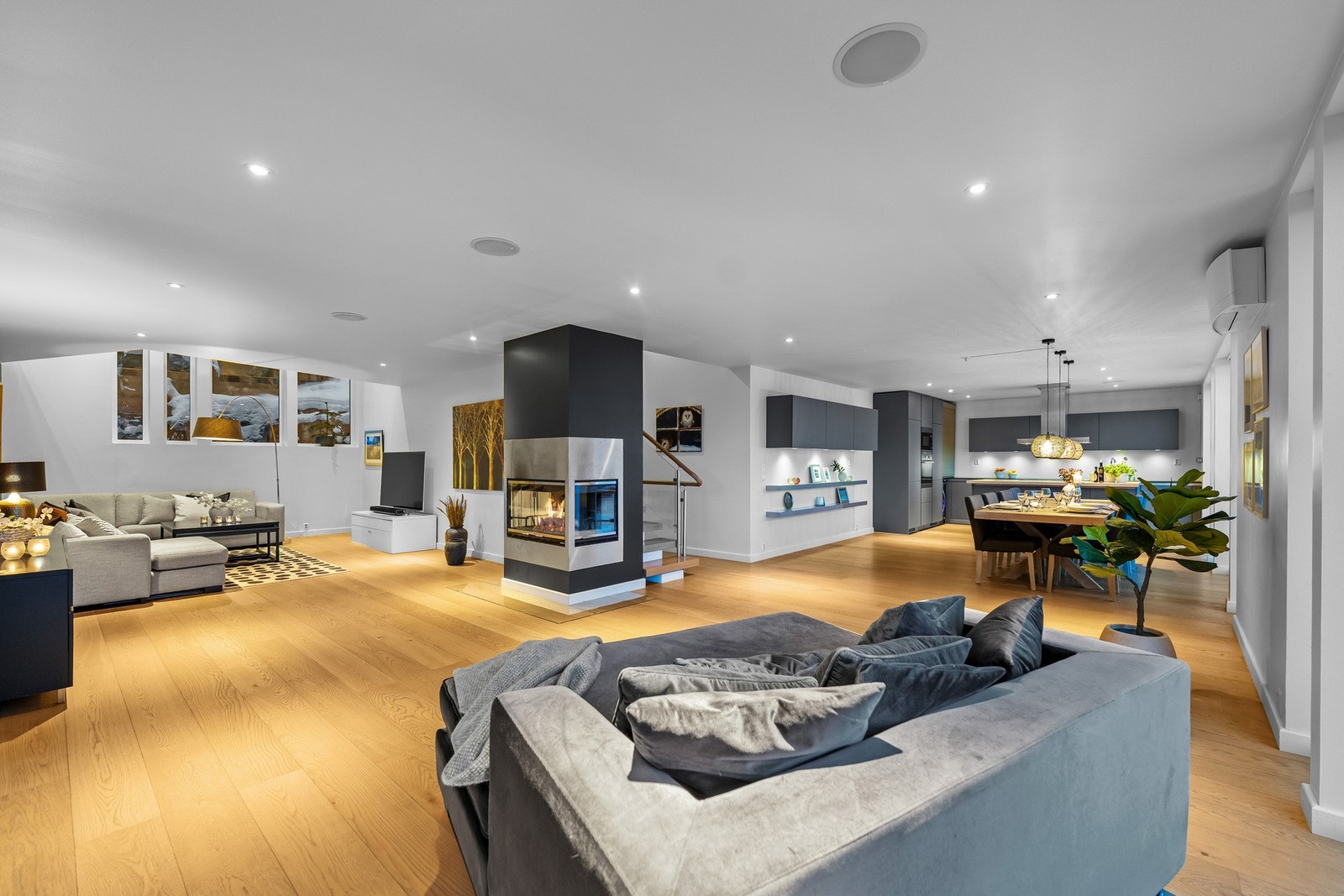 Stort, åpent og luftig! Samlingspunkt for hele familien. Åpen peis i stue fra Heat & Glo. Galleribilde