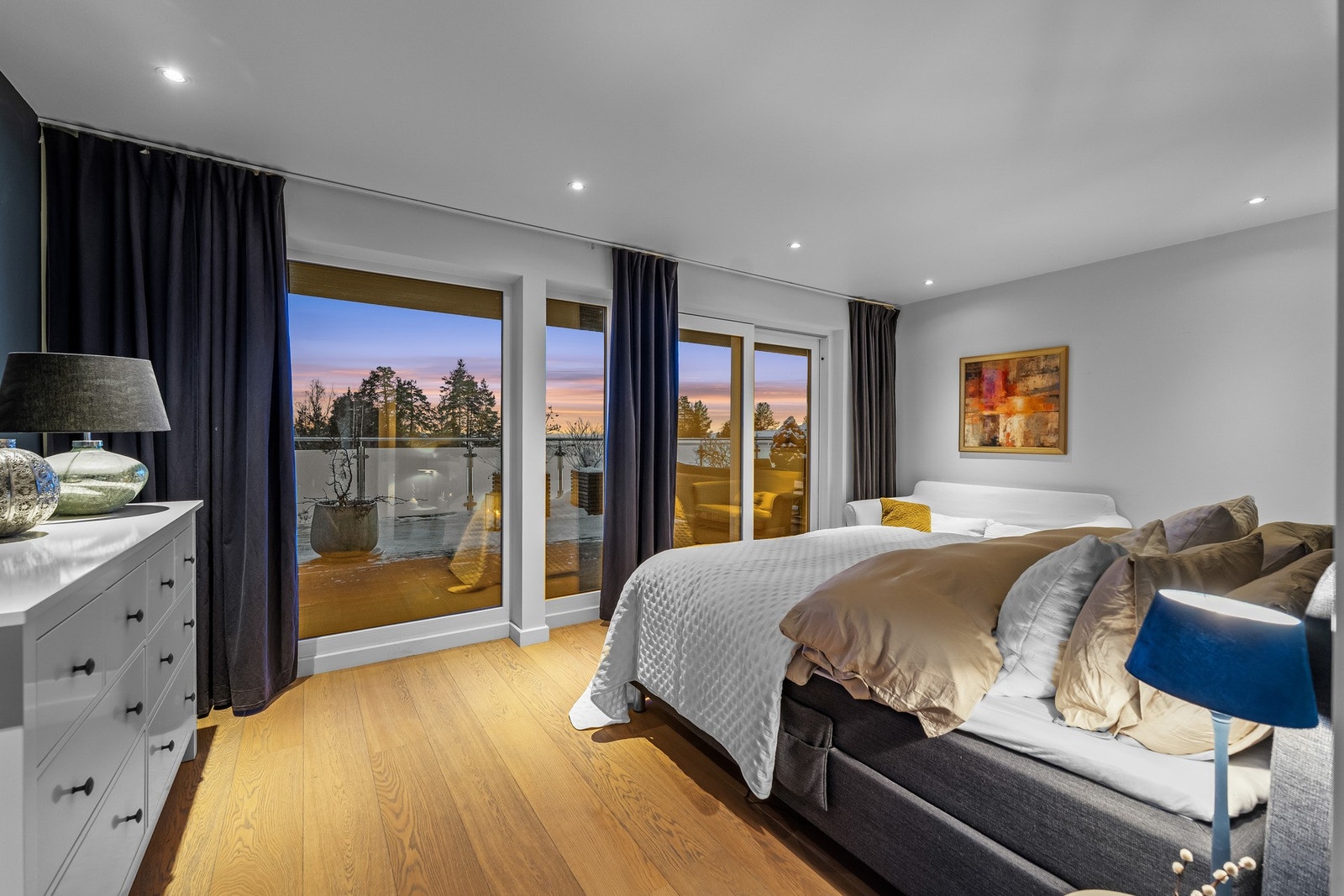 Soverommet har god plass til dobbeltseng og øvrig møblement, og store vindusflater gir et behagelig lysinnslipp og en rolig atmosfære. Galleribilde